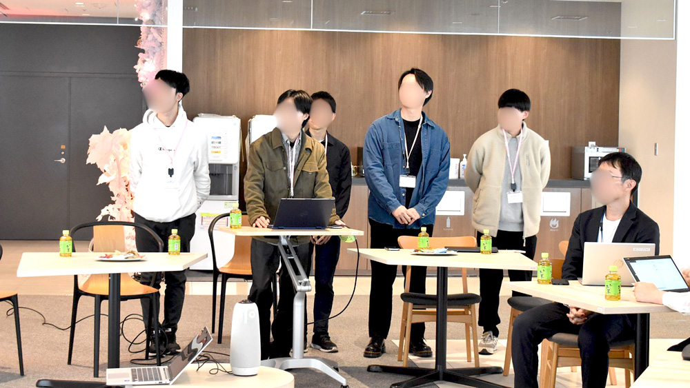 1/8社員向け成果発表会の様子
