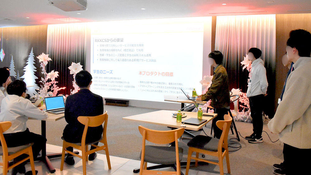 1/8社員向け成果発表会の様子